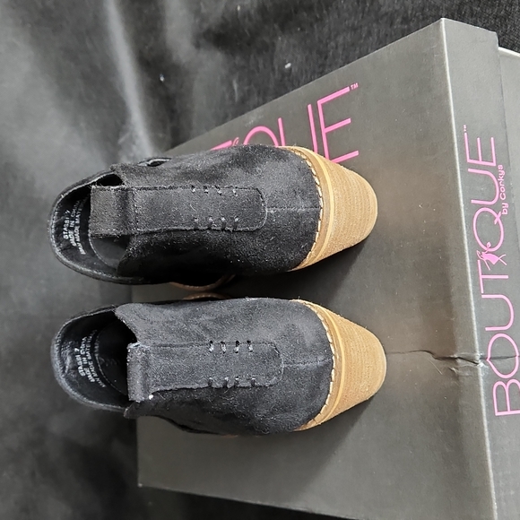 Short black bootie shoe - Picture 3 of 3